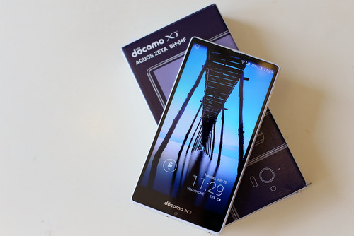 Mở hộp smartphone Nhật màn hình Full HD viền siêu mỏng